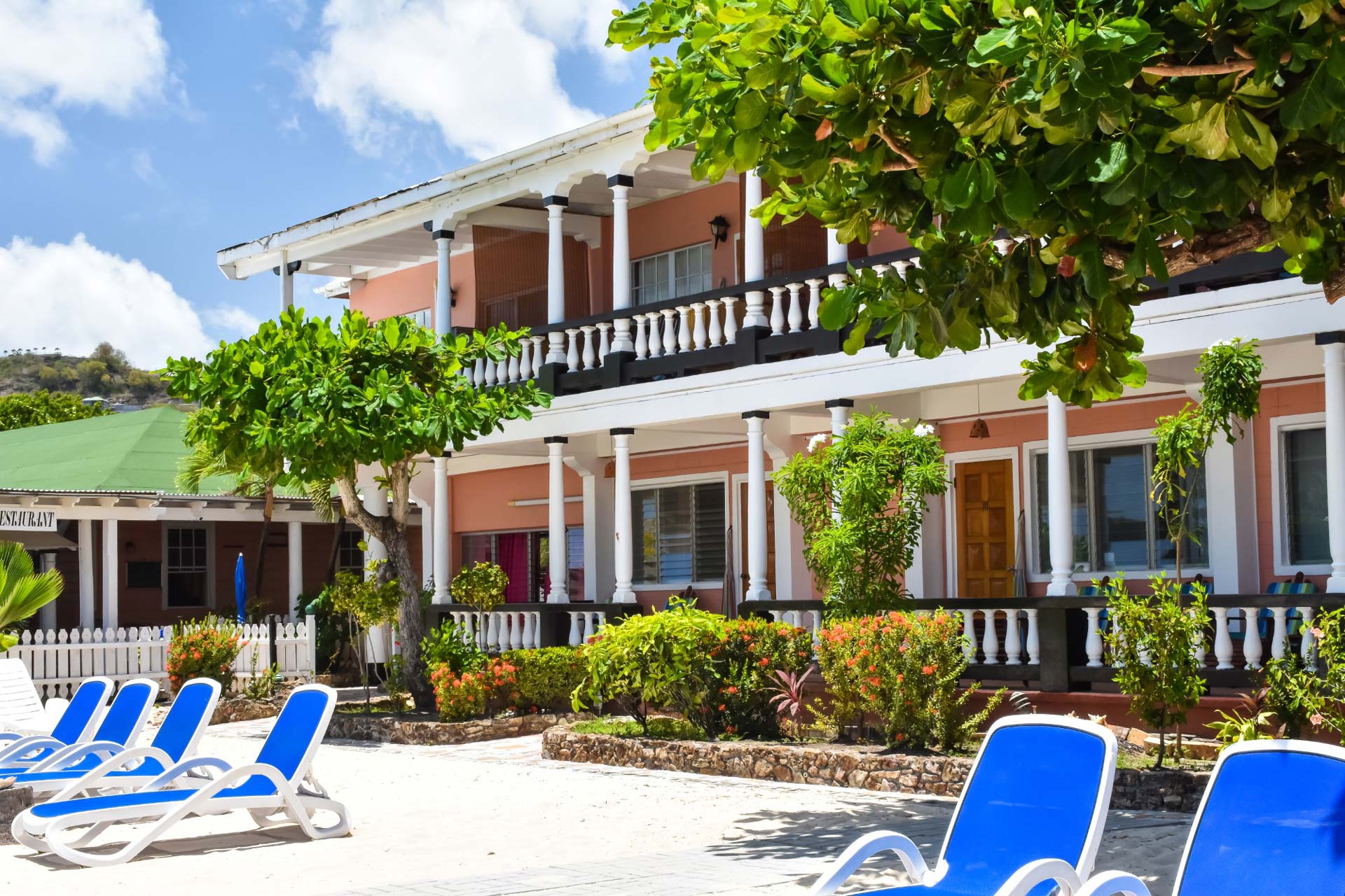 Catamaran-Hotel-decks-beach-side