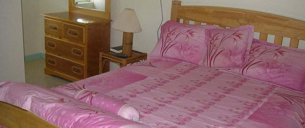 Caribbean Holiday Apartments pink bed