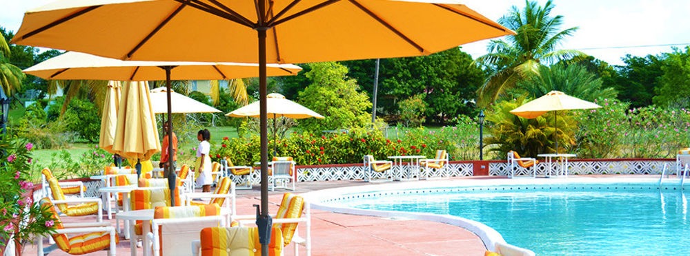 Cortsland Hotel poolside service